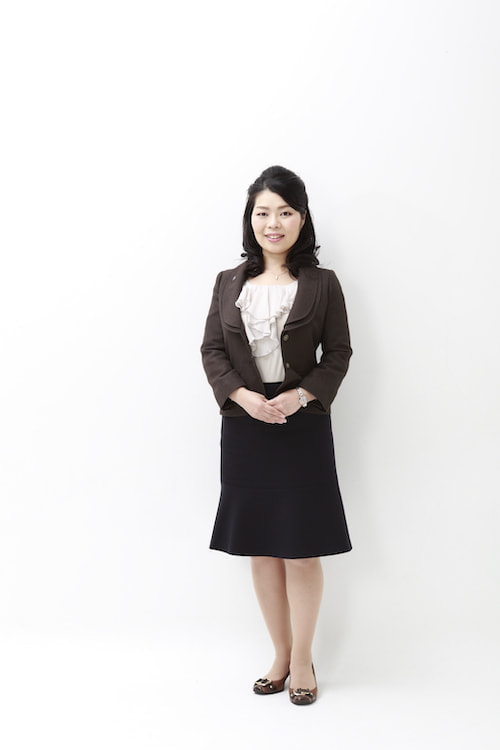代表税理士 小林優子の全身プロフィール写真｜ゆう税理士事務所（神戸三宮）